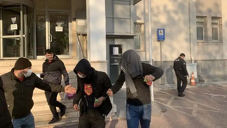 Adliyeye sevk edilen pişkin hırsız şarkı söyleyerek oynadı