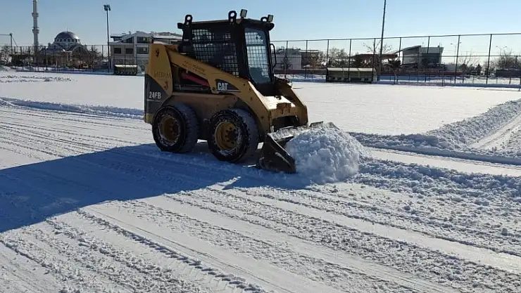 Merkezde futbol sahaları temizleniyor