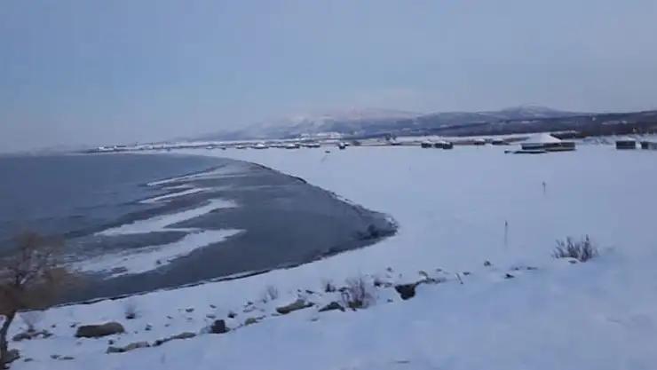 Beyşehir Gölü'nün Karaburun plajı beyaza büründü