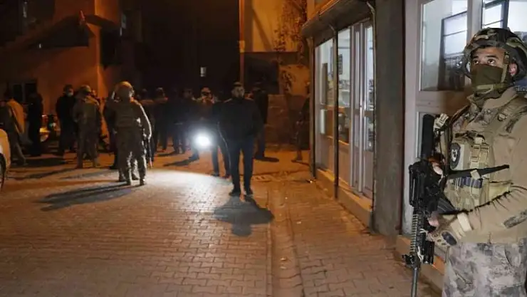 Silahlı kavgaya karışan şüpheli kaçtığı sırada polisi tabancayla vurdu