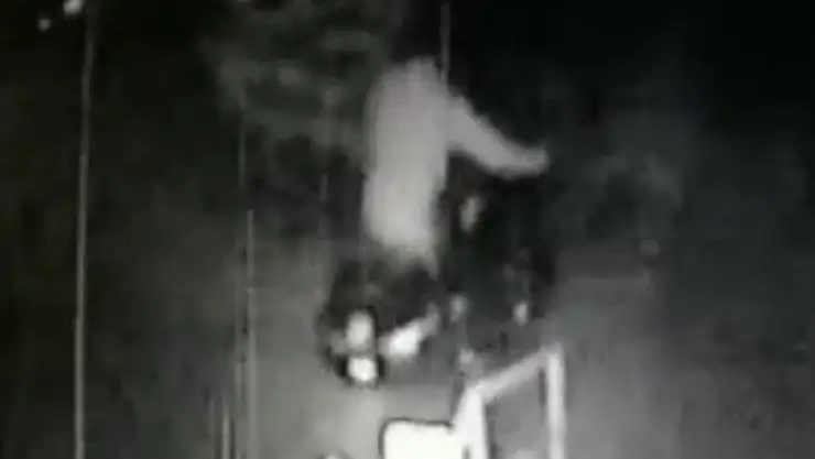 Apartmanın bahçesinden motosiklet çalan hırsızlar kameraya yakalandı