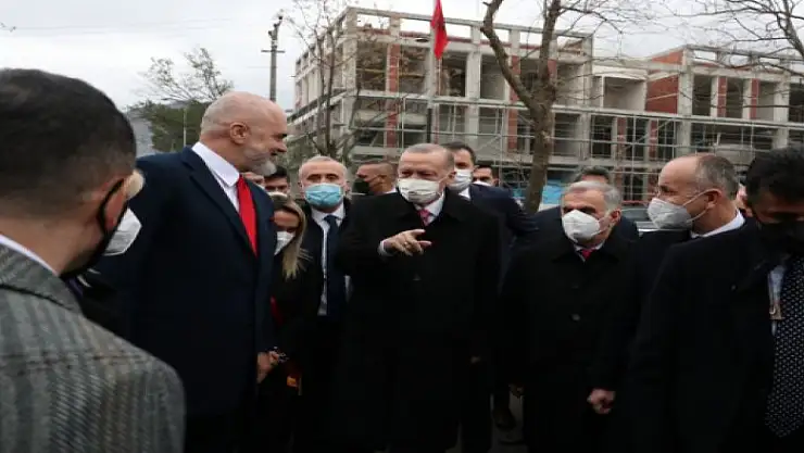 Cumhurbaşkanı Erdoğan, Arnavutluk'ta yapılan deprem konutlarını sahiplerine teslim etti