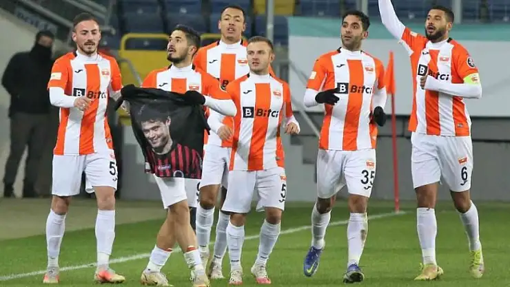 Gençlerbirliği - Adanaspor karşılaşmasında hayatını yitiren futbolcu Ahmet Çalık unutulmadı