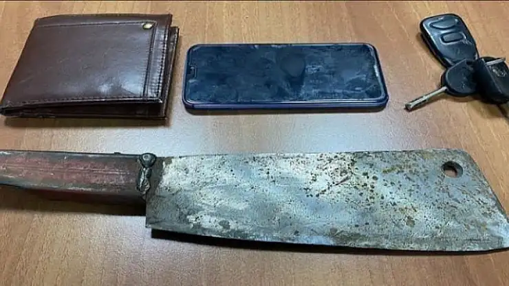 Satırla yaraladığı kişinin telefon, cüzdan ve kullandığı aracı gasp etti