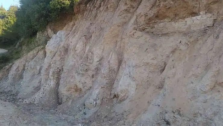 Toprak kayması Roma dönemi mezarını ortaya çıkardı