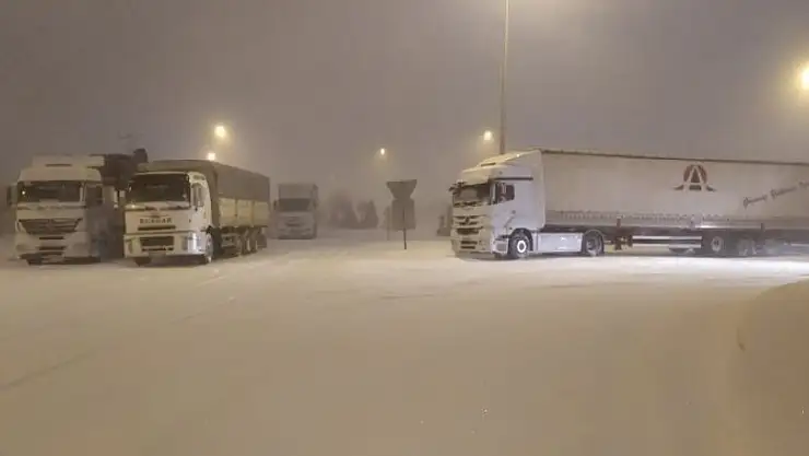Konya'da yoğun kar ve tipi nedeniyle karayolları ulaşıma kapatıldı