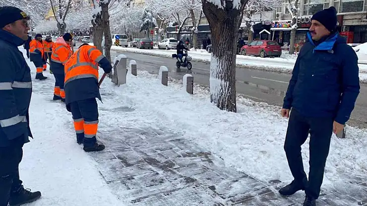Konya Büyükşehir 31 ilçede yolları açık tutmak için yoğun mesai harcıyor