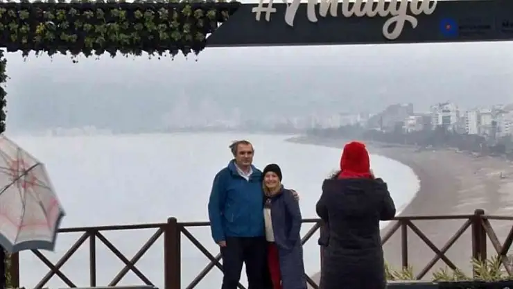 Sabah uyandıklarında kar yağışı gören Antalyalılar kendini sokağa attı