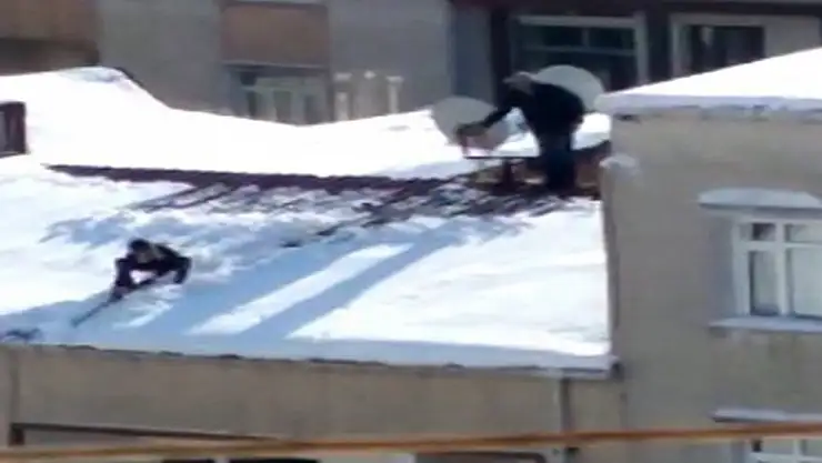 Çocuğu iple bağlayıp çatıdaki karı temizletti