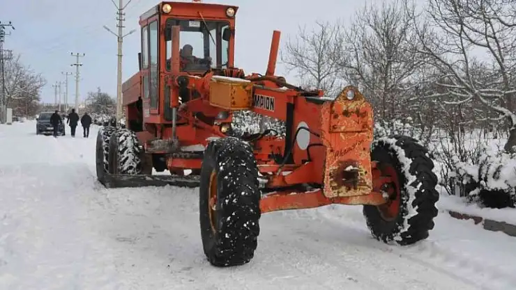 Akşehir'de kar temizliği çalışmaları 7/24 devam ediyor