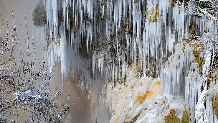 Konya'daki Yerköprü Şelalesi'nden kış ortasında buhar çıkıyor