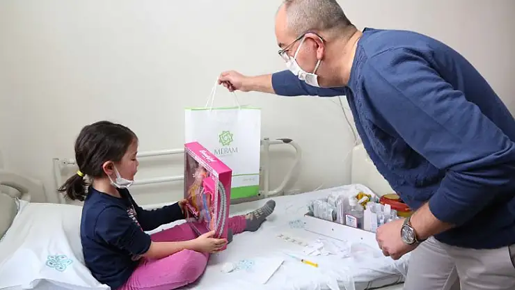 Meram Belediyesi şivlilikte hastanede yatan çocukları unutmadı