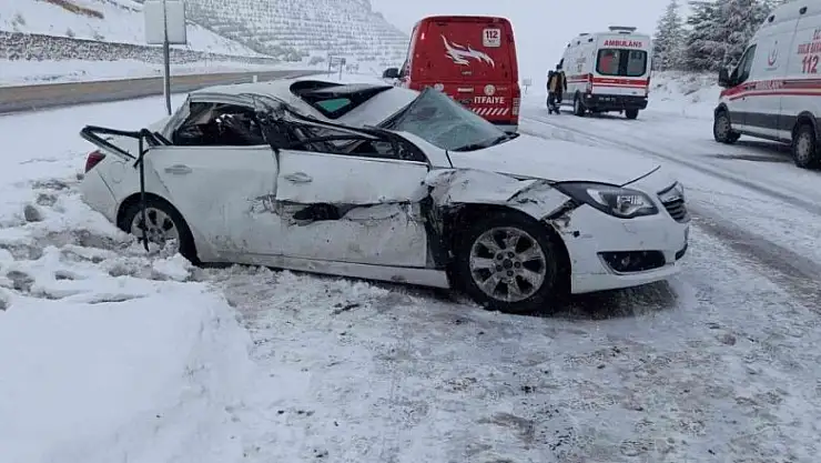 Otomobil park halindeki tıra çarptı: 3 yaralı