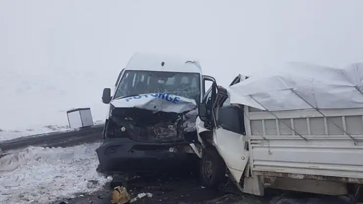 Minibüs ile kamyonet kafa kafaya çarpıştı: 9 yaralı