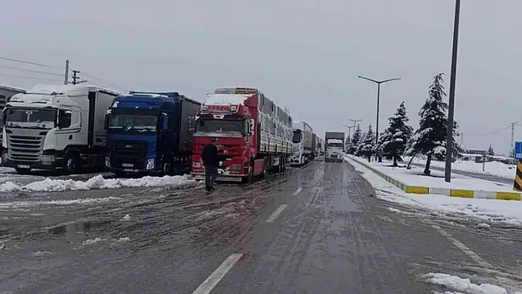 Konya Antalya yolunda kar yağışı trafikte aksamalara sebep oluyor