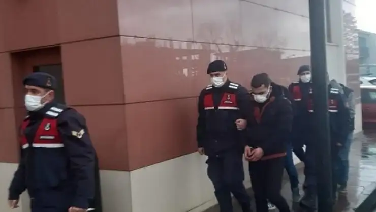 Evden otomobil parçaları çalan 3 şüpheli tutuklandı