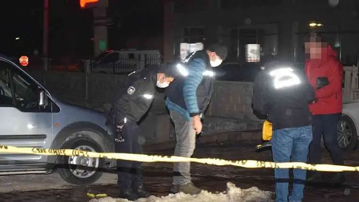 Evinin önünde silahlı saldırıya uğrayan işadamı yaralandı