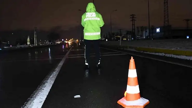 Aksaray-Konya karayolu kar yağışı ve tipi nedeniyle trafiğe kapatıldı
