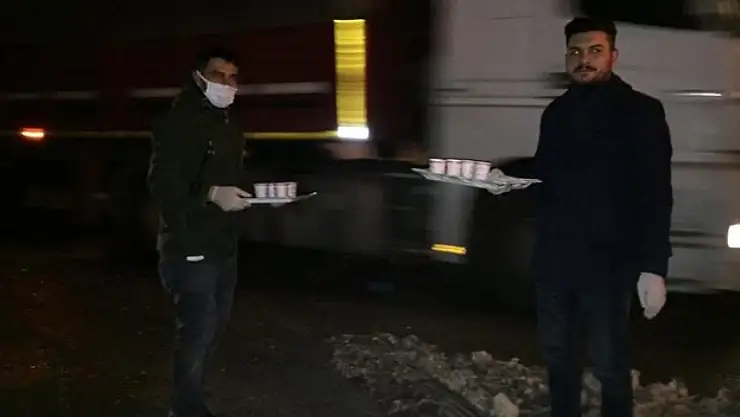 Karapınar'da yolda kalan sürücülere 'ballı süt' ikram edildi