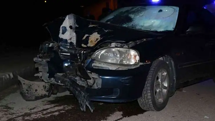 Kontrolden çıkan otomobil elektrik direğine çarptı: 1'i çocuk 3 yaralı