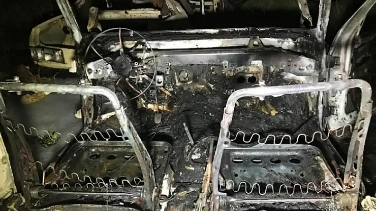 Alev topuna dönen araçtan geriye bu görüntü kaldı