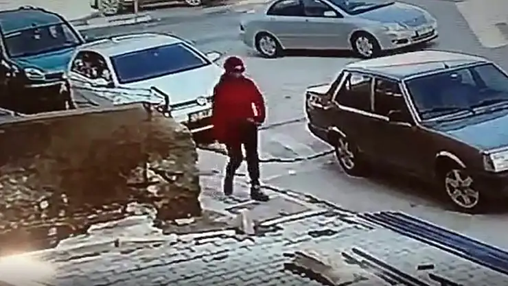 Kaldırımda bulduğu telefonu sosyal medya paylaşımı sonrası polise teslim etti