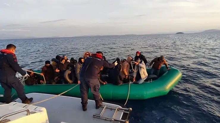 Lastik bot arıza yaptı, göçmenlerin imdadına Sahil Güvenlik yetişti