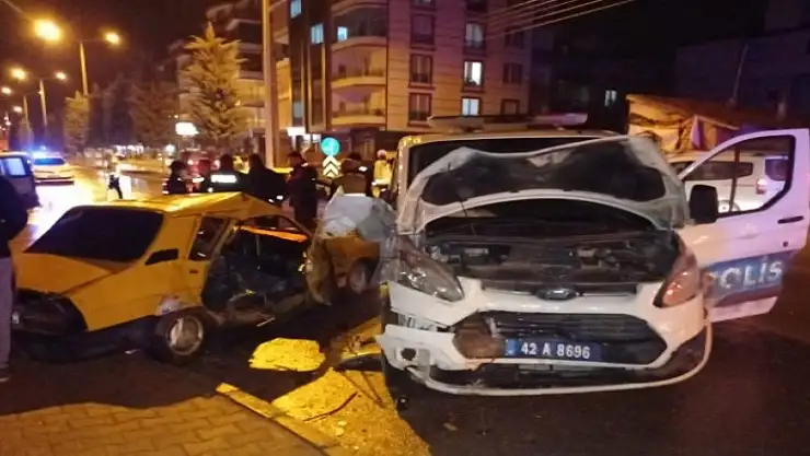 Konya'da polis aracı ile otomobilin çarpıştı: 4 kişi yaralı