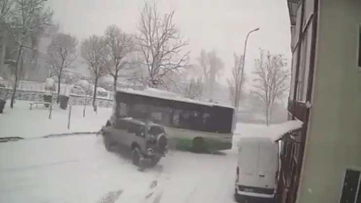 Kayan arazi aracı halk otobüsüne kafadan çarptı..Yolcular ölümden döndü