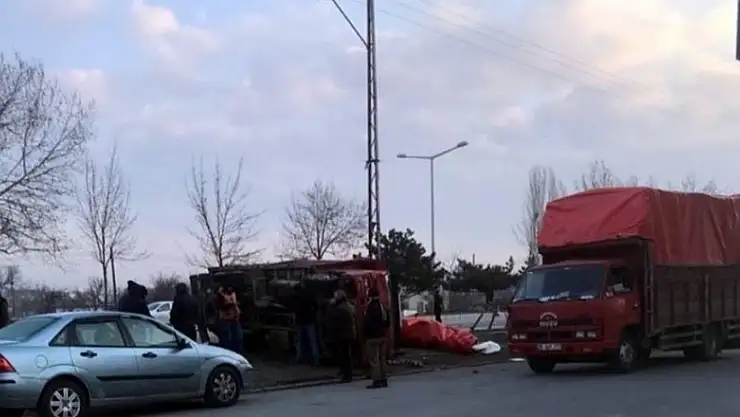 Konya'da kontrolden çıkan tır park halindeki araçlara çarptı: 1 ölü