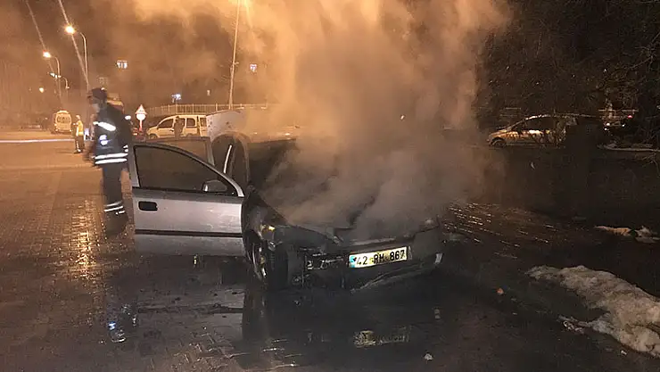 Konya'da park halindeki otomobil alev alev yandı!