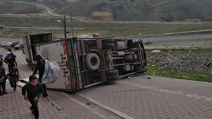 Esenyurt'ta sürücüsünün direksiyon hakimiyetini kaybettiği kamyonet devrildi