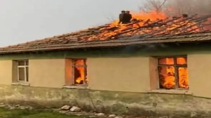 Alev alev yanan ev kullanılamaz hale geldi