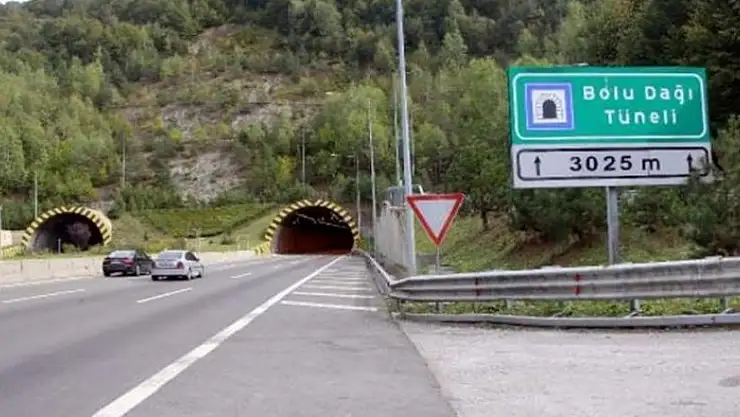 Bolu Dağı Tüneli'nin Düzce girişinde heyelan