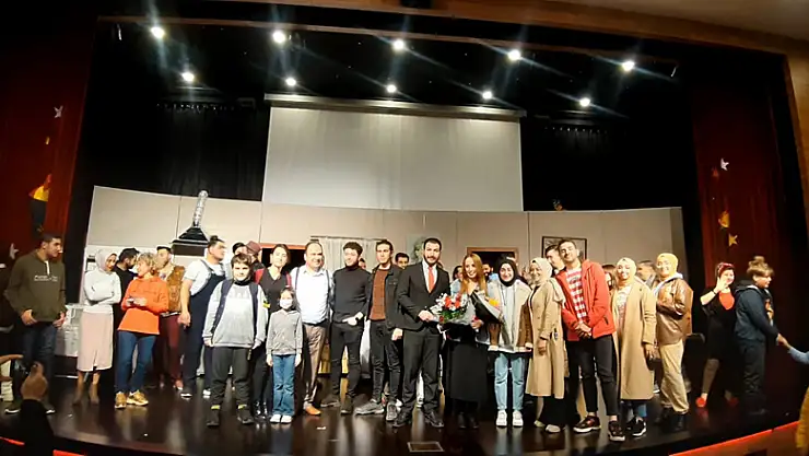  'Naaş-ı Muhteremler' isimli tiyatro oyunu seyircisi ile buluşacak