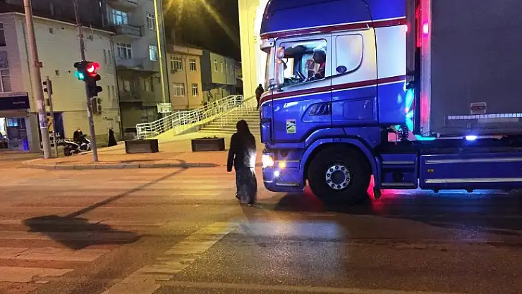 Konya'da trafik ışıklarında dilenenler canlarını tehlikeye atıyor