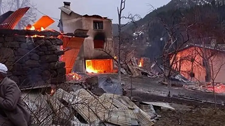 Artvin'de 6 ev yandı 1 ölü, 1 kayıp