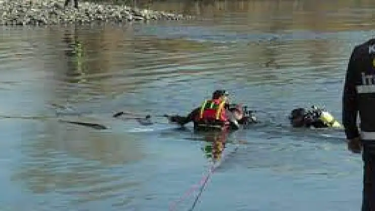 Kızılırmak karı kocanın içinde olduğu aracı yuttu: 2 ölü
