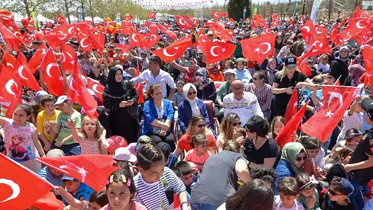 23 Nisan on binlerce kişi coşkuyla kutladı