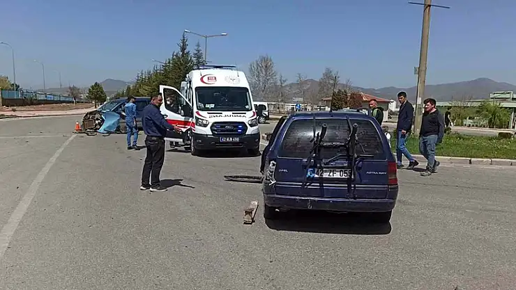 Konya'da hafif ticari araç ile otomobil çarpıştı: 1 yaralı