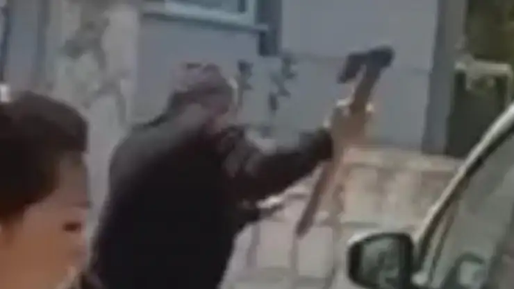 Polis komşusuna baltayla işte böyle saldırdı