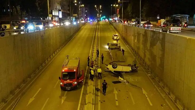 Bariyerleri aşan otomobil alt geçide düştü: 3 yaralı