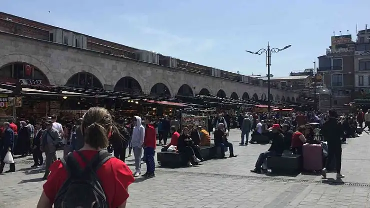Eminönü'nde bayram alışverişi yoğunluğu yaşanıyor