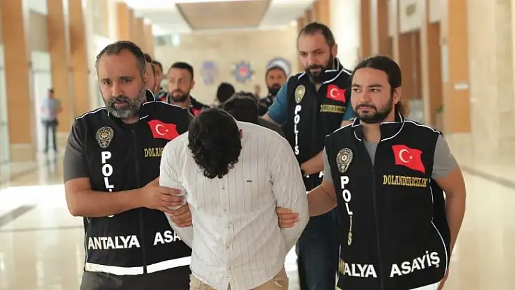 Antalya'da sahte polis kimliği ile 56 bin dolar dolandıran 4 şüpheli yakalandı