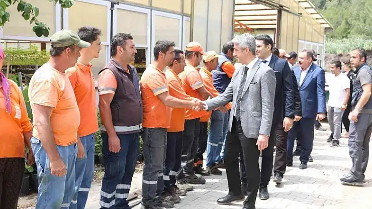 Başkan Oktay, belediye personeliyle bayramlaştı