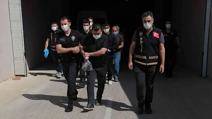 Antalya'da eşzamanlı operasyonda 51 aranan şahıs yakalandı