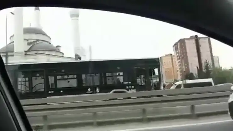 Metrobüs yolunda akıl almaz kaza: Sürücüsüz metrobüs dehşet saçtı