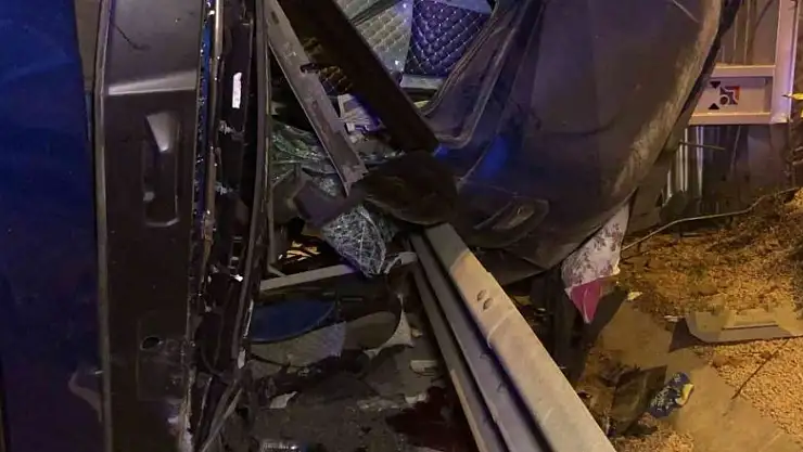 Kuzey Marmara Otoyolu'nda yem yüklü tır devrildi: 1 ölü, 1 yaralı