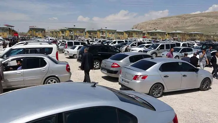 Van'da Ramazan Bayramı öncesi açık oto pazarında yoğunluk