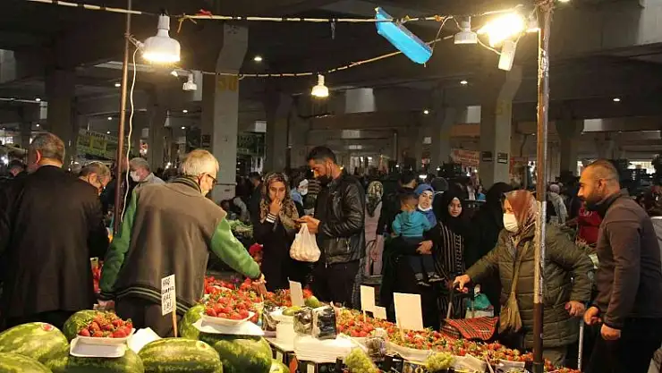 Bayram alışverişi pazarda adım atacak yer bırakmadı